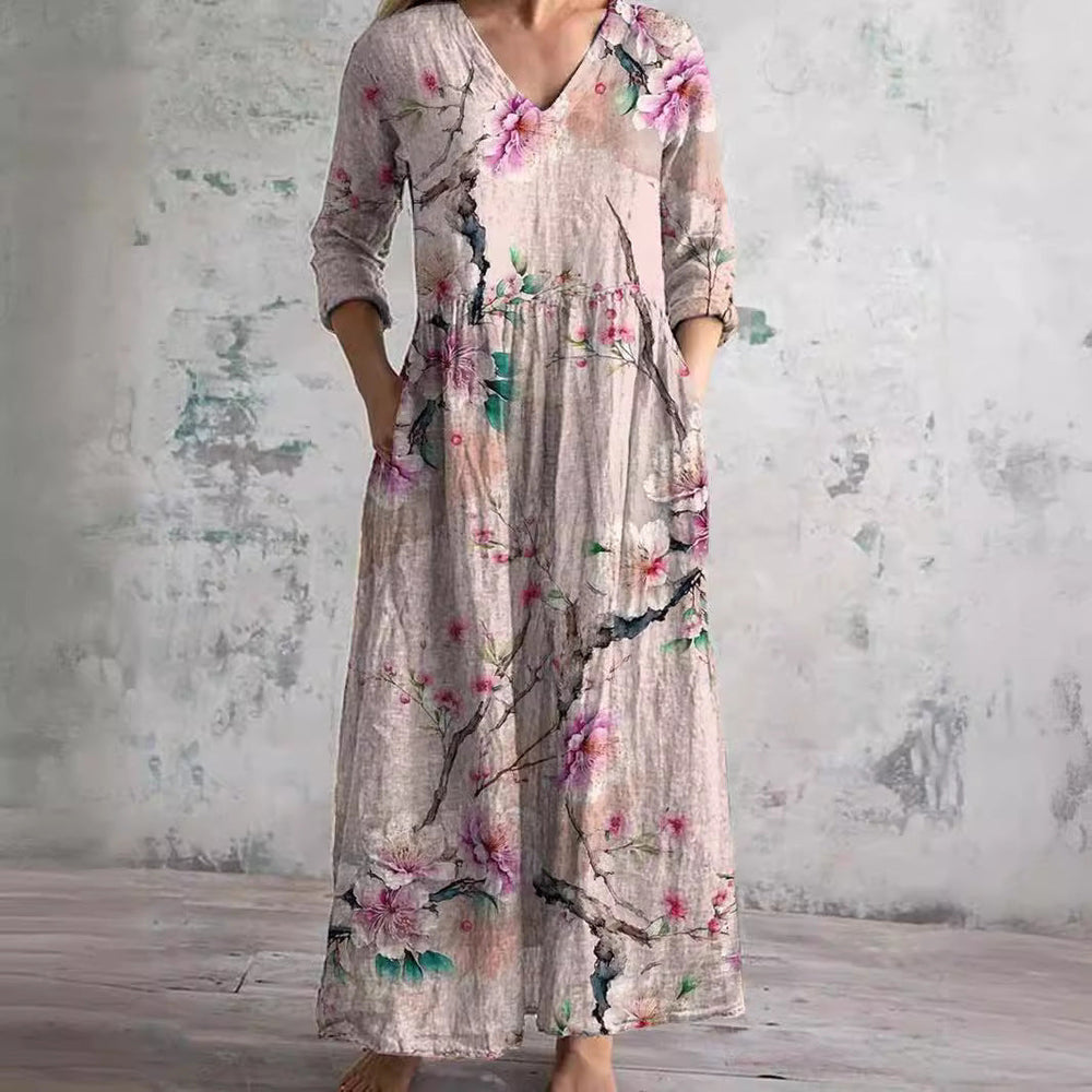 Longue robe d'été fluide à motifs floraux, style bohème chic. Idéale pour une tenue décontractée et élégante.