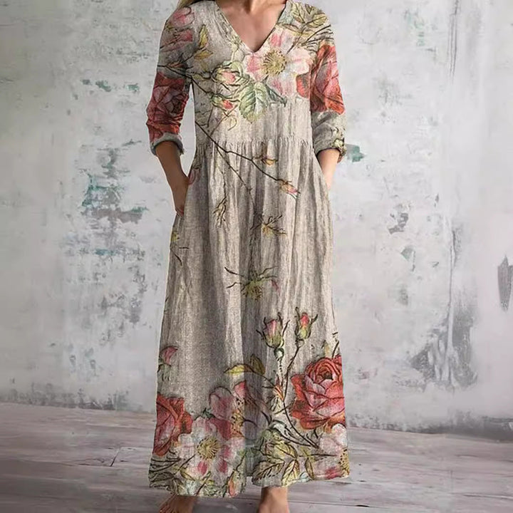 Robe maxi fleurie bohème avec col V, parfaite pour l'été. Style fluide et élégant, confort féminin.