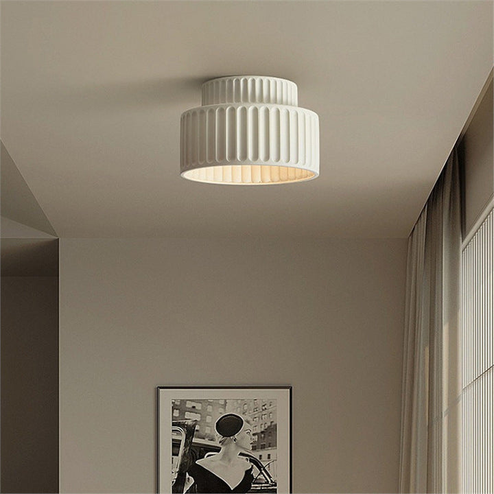 Lampe de plafond céramique beige minimaliste, idéale pour chambre. Design moderne, lumière chaude agréable.