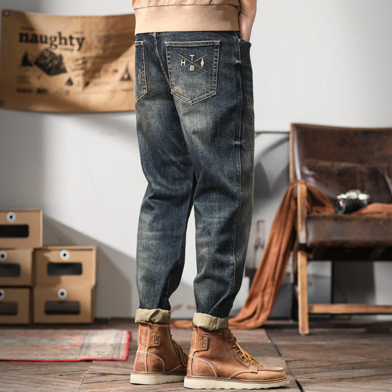 Pantalon homme long bleu style streetwear, idéal pour un look décontracté automne et urbain moderne.