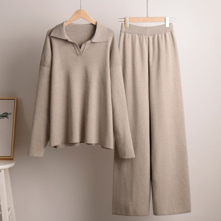 Pull polo femme doux et confortable, partie supérieure de cet ensemble élégant deux pièces.