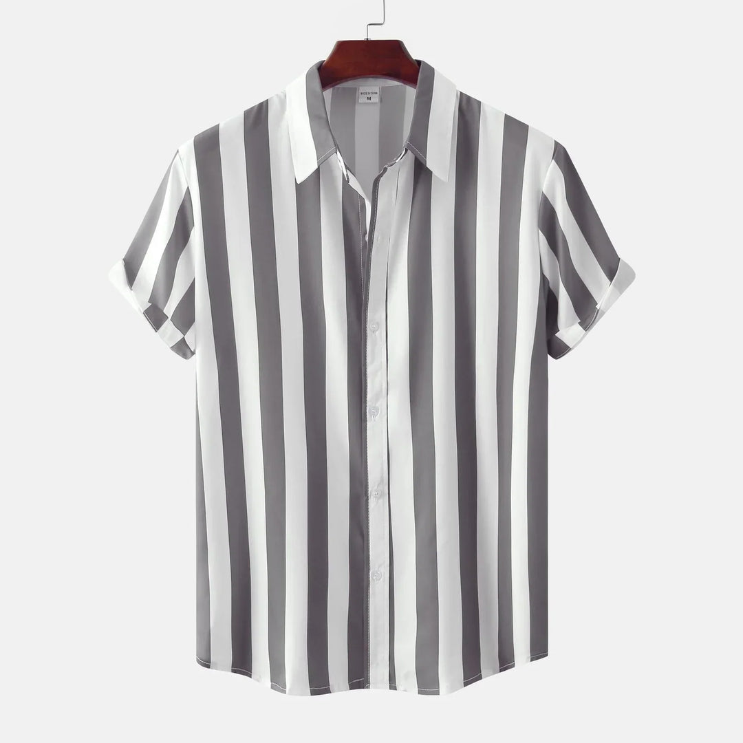 Look casual chic : chemise hommes à manches courtes et rayures. Parfaite pour une élégance moderne et décontractée.