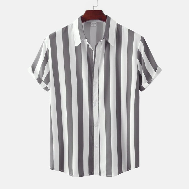 Look casual chic : chemise hommes à manches courtes et rayures. Parfaite pour une élégance moderne et décontractée.