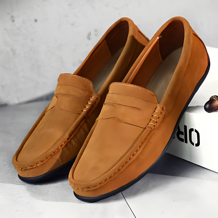 Mocassins homme élégants en cuir noir, confortables et polyvalents pour bureau ou look décontracté chic.