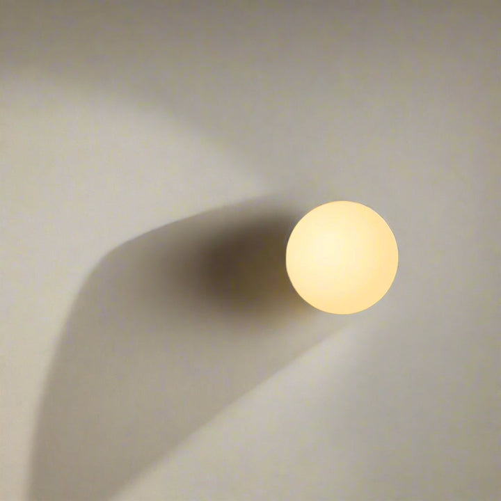Applique murale design, forme circulaire épurée, idéale pour une décoration contemporaine.
