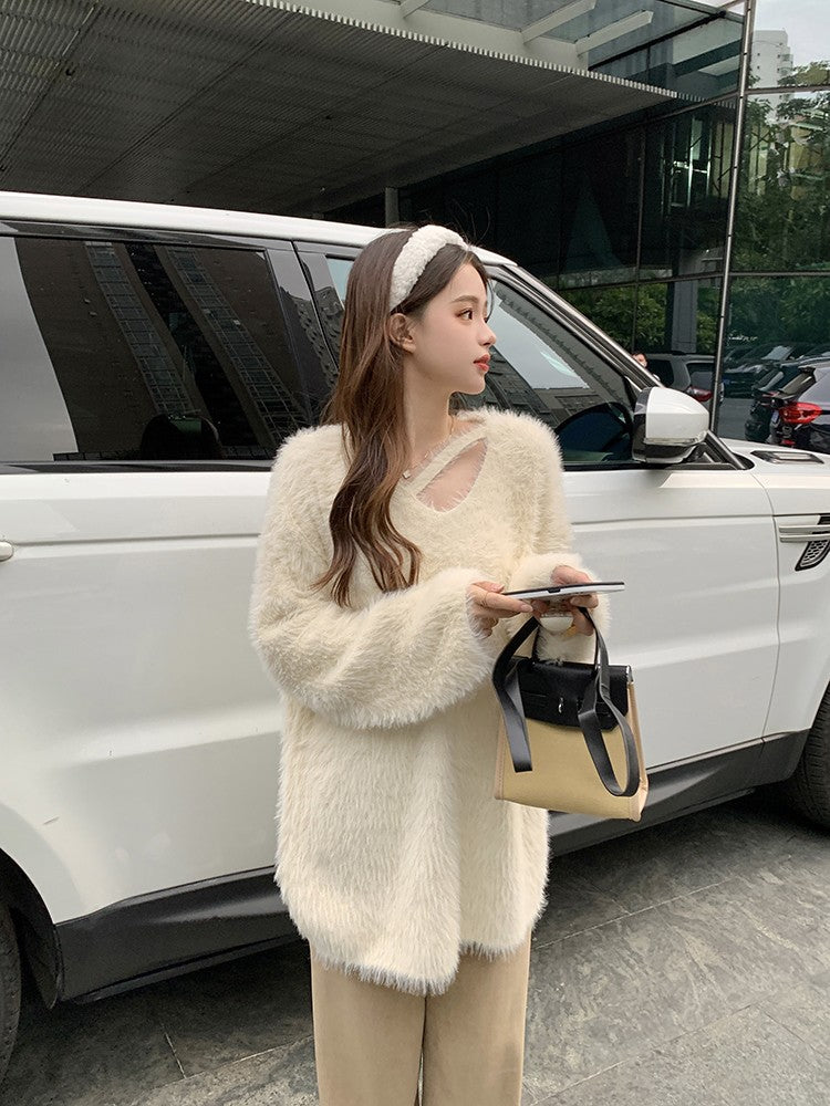 Pull femme confortable et élégant, avec un col asymétrique unique, idéal pour la mode hivernale.