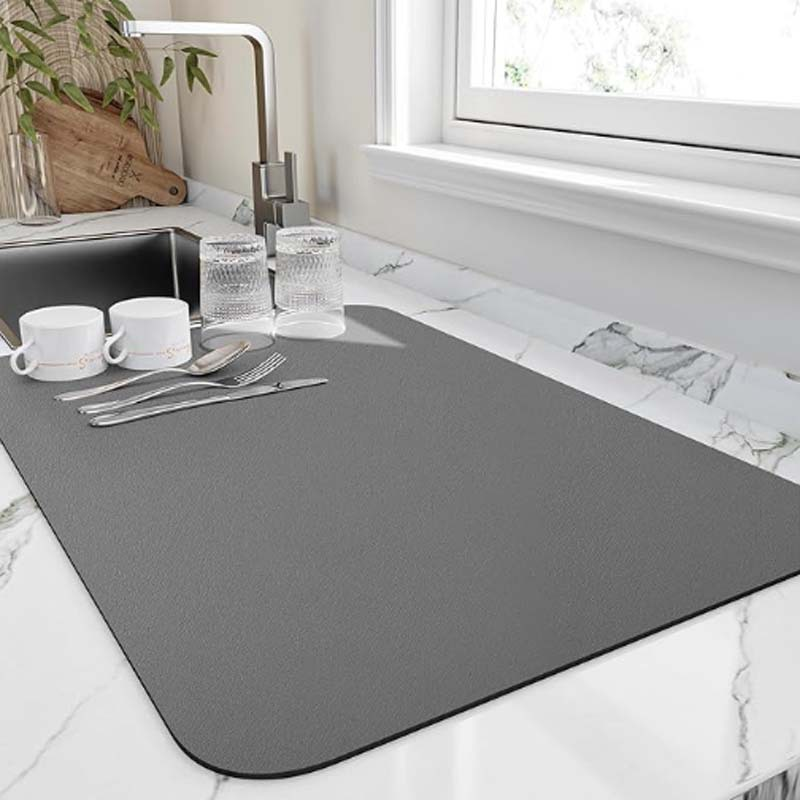 Tapis absorbant pour vaisselle et couverts, accessoire essentiel pour une cuisine sans humidité.