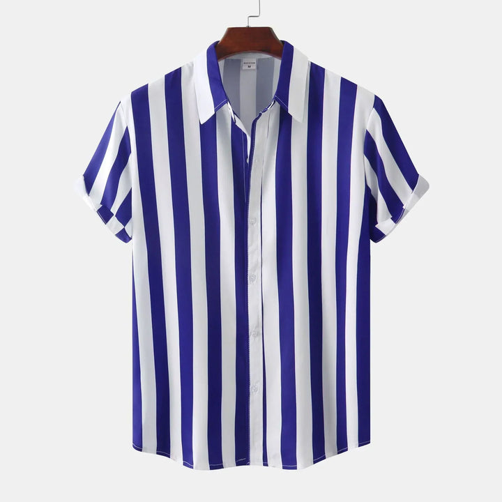 Chemise élégante pour hommes, boutonnée, manches courtes, motif à rayures verticales. Essentiel de la mode masculine.