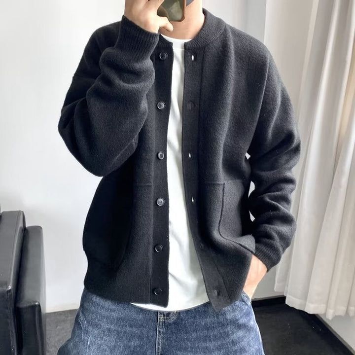 Pull homme confortable à col boutonné, idéal pour un style chic et décontracté en automne-hiver. Mode masculine polyvalente.
