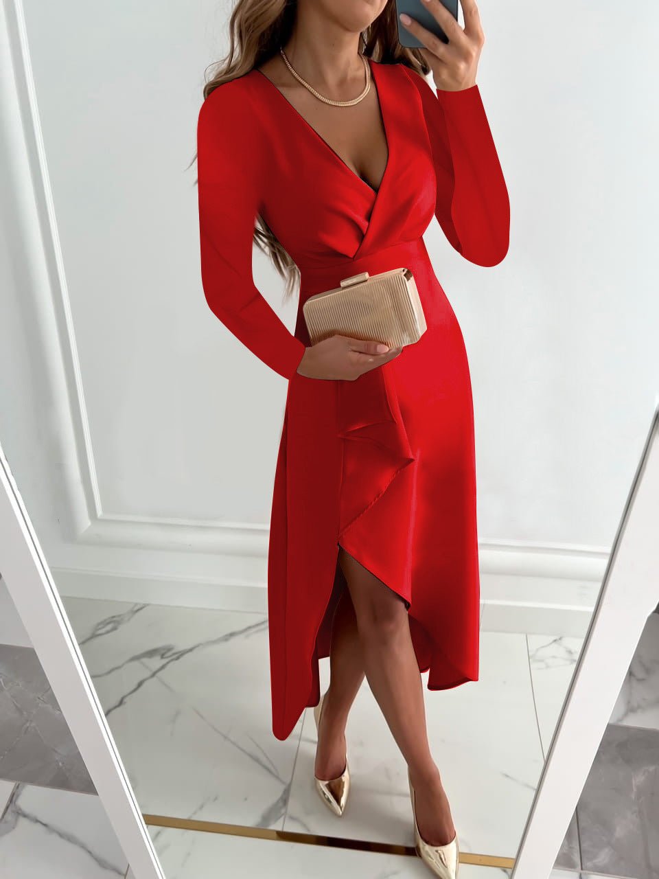 Robe femme longue noire, col V, manches. Élégante et confortable pour un style chic, moderne et polyvalent.