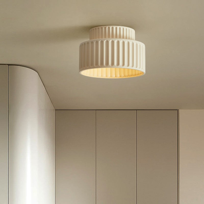 Plafonnier céramique minimaliste blanc pour salon moderne. Éclairage design et doux, décoration intérieure.
