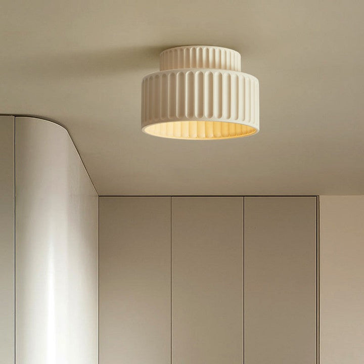 Plafonnier céramique minimaliste blanc pour salon moderne. Éclairage design et doux, décoration intérieure.