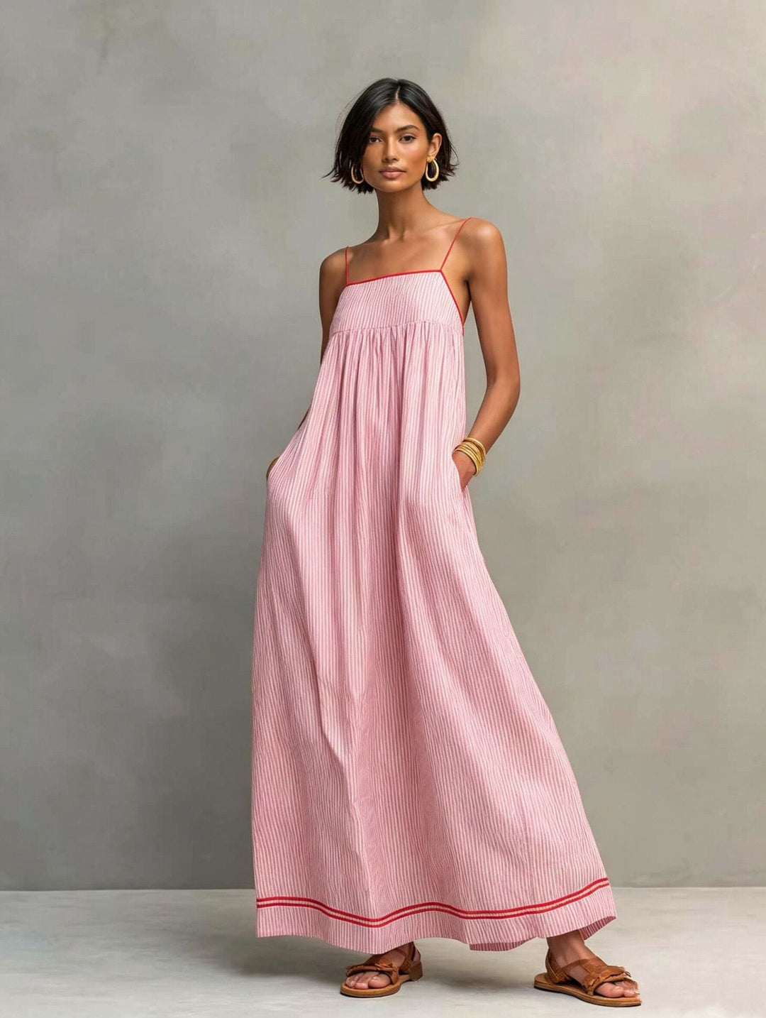 Robe longue femme à rayures estivales, fluide et élégante avec fines bretelles spaghetti. Look décontracté chic.