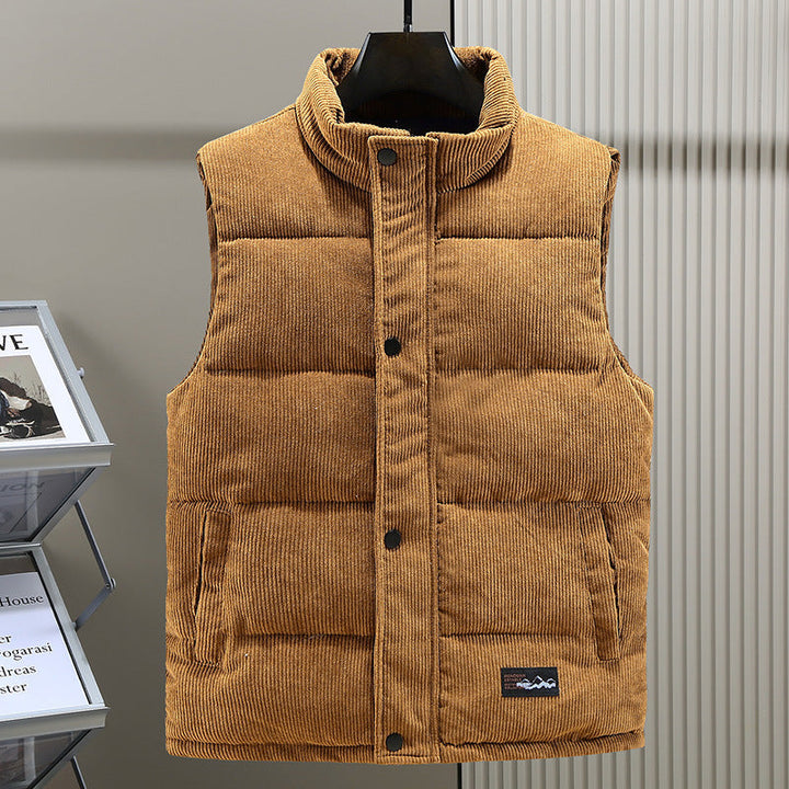 Gilet sans manches homme en velours côtelé marron, col montant chaud. Idéal automne/hiver pour superposition élégante.