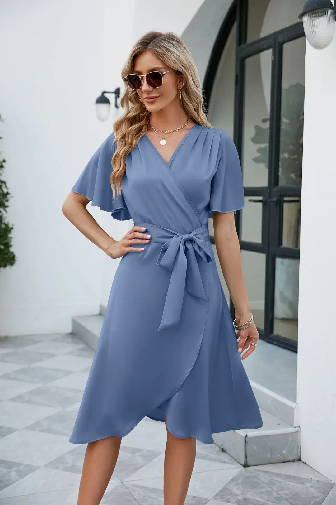 Robe fluide élégante midi femme, pour un look estival chic et confortable. Parfaite pour l'été.