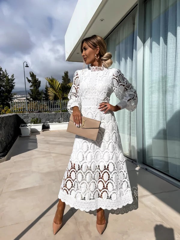 Robe femme sophistiquée à manches longues, coupe ajustée, parfaite pour un événement formel ou gala.