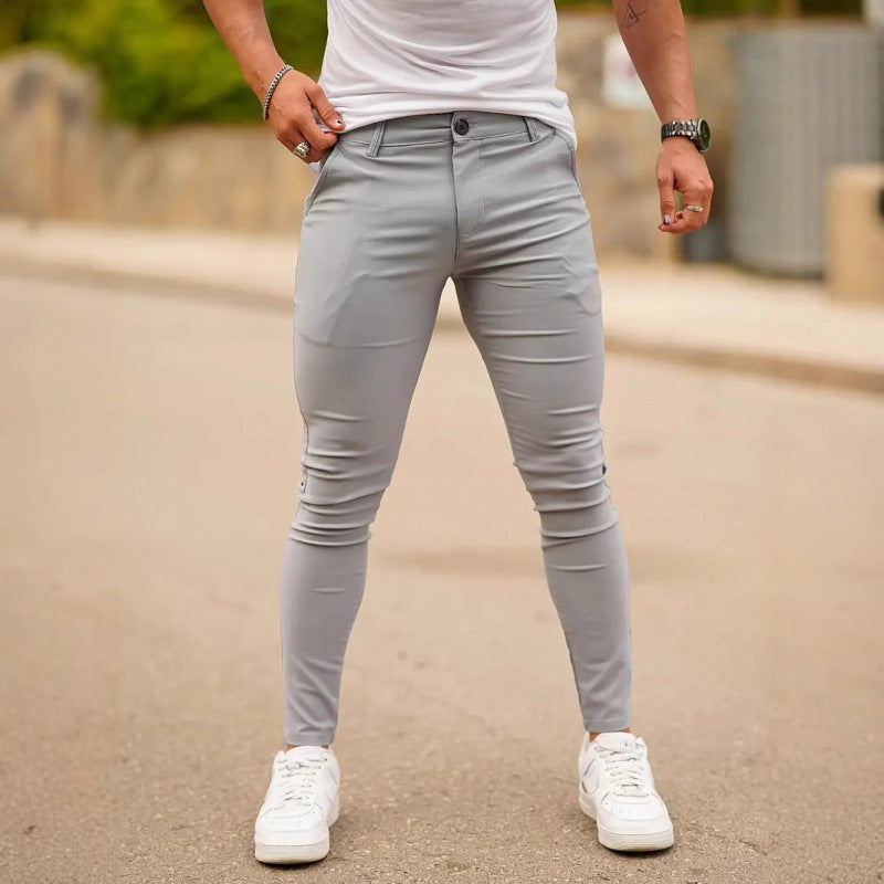 Pantalon homme vert coupe ajustée, style skinny. Mode masculine élégante pour un look urbain et moderne.