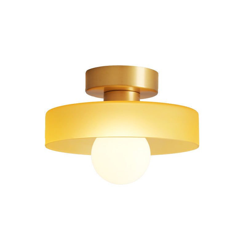 Plafonnier LED rond, style moderne épuré, lumière dimmable pour créer l'ambiance parfaite.