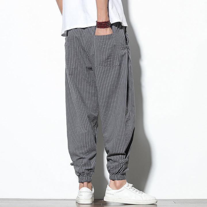 Pantalon rayé homme confortable et élégant, coupe décontractée chic. Idéal pour un look polyvalent et stylé.