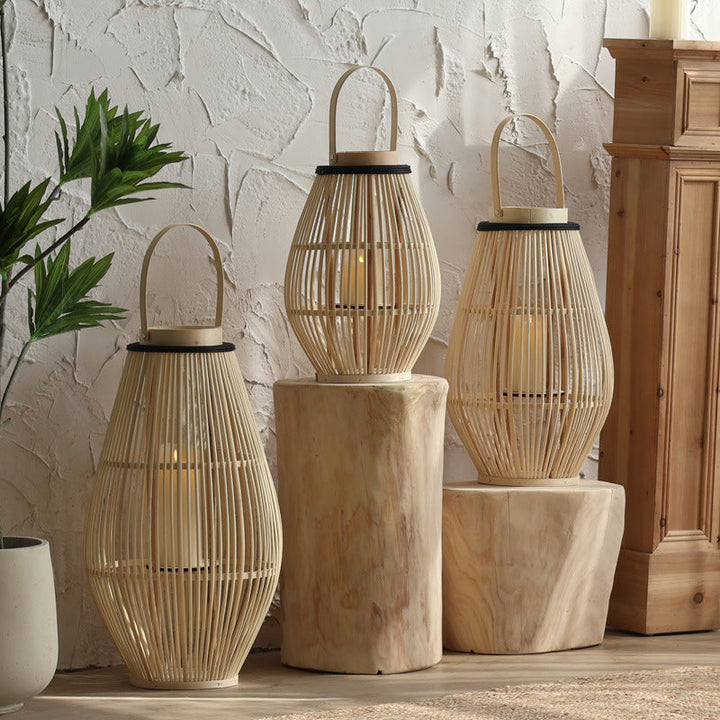 Lampe salon sur pied en bambou tressé, avec éclairage LED style bougie, pour une atmosphère douce et naturelle.