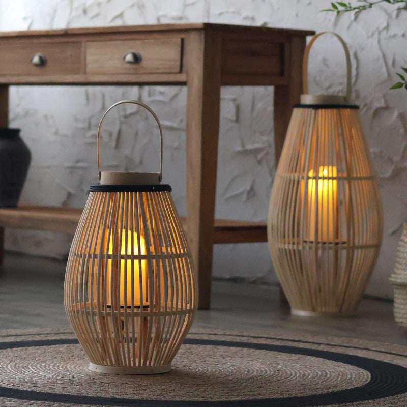Lampe sur pied lanterne en bambou, style bohème, pour un éclairage d'ambiance chaleureux dans le salon.