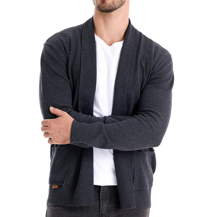 Homme portant un cardigan ouvert bleu marine, look décontracté chic, parfait pour saisons fraîches et confort.