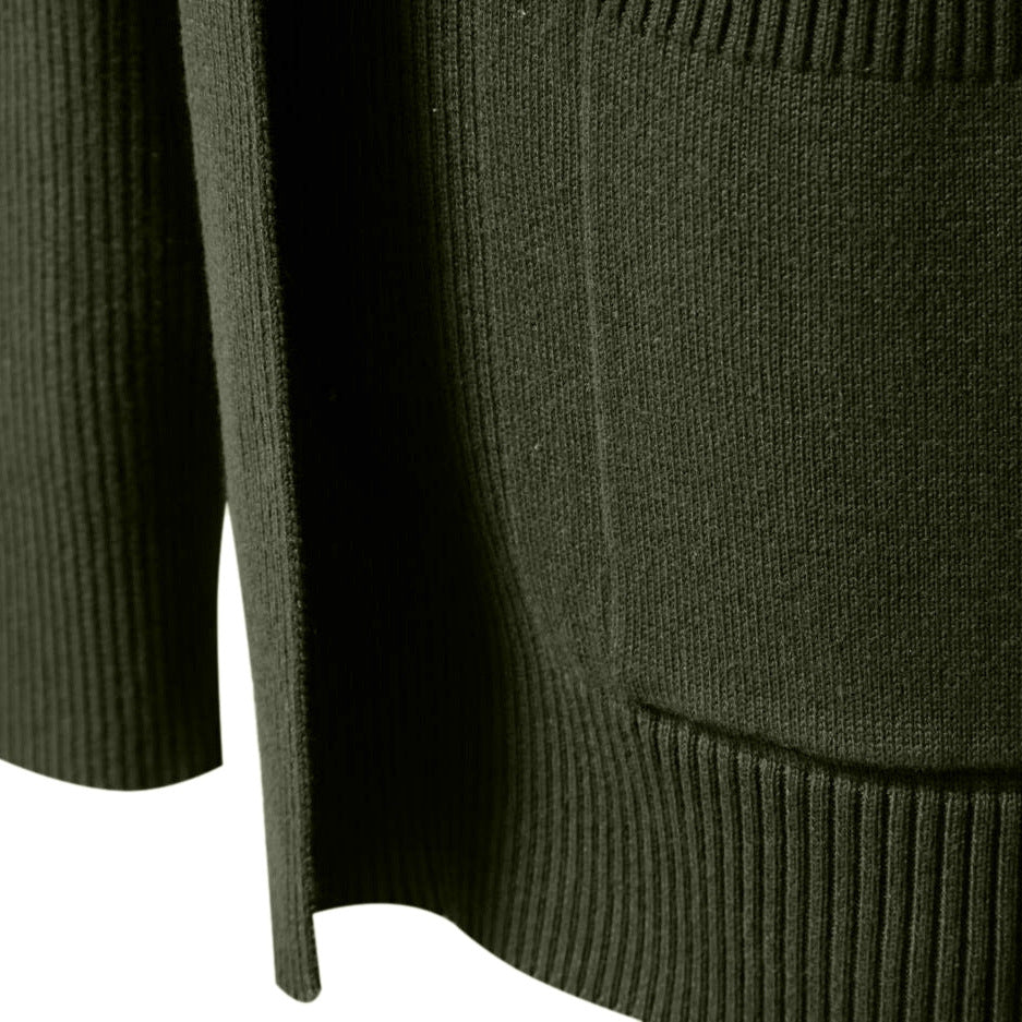 Détail du tricot d'un cardigan homme ouvert, texture douce, confort et style pour la mode masculine urbaine.