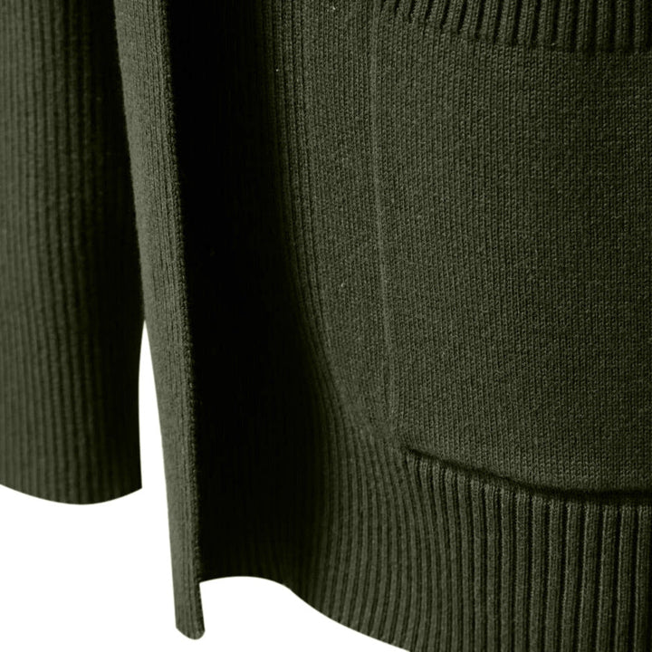 Détail du tricot d'un cardigan homme ouvert, texture douce, confort et style pour la mode masculine urbaine.