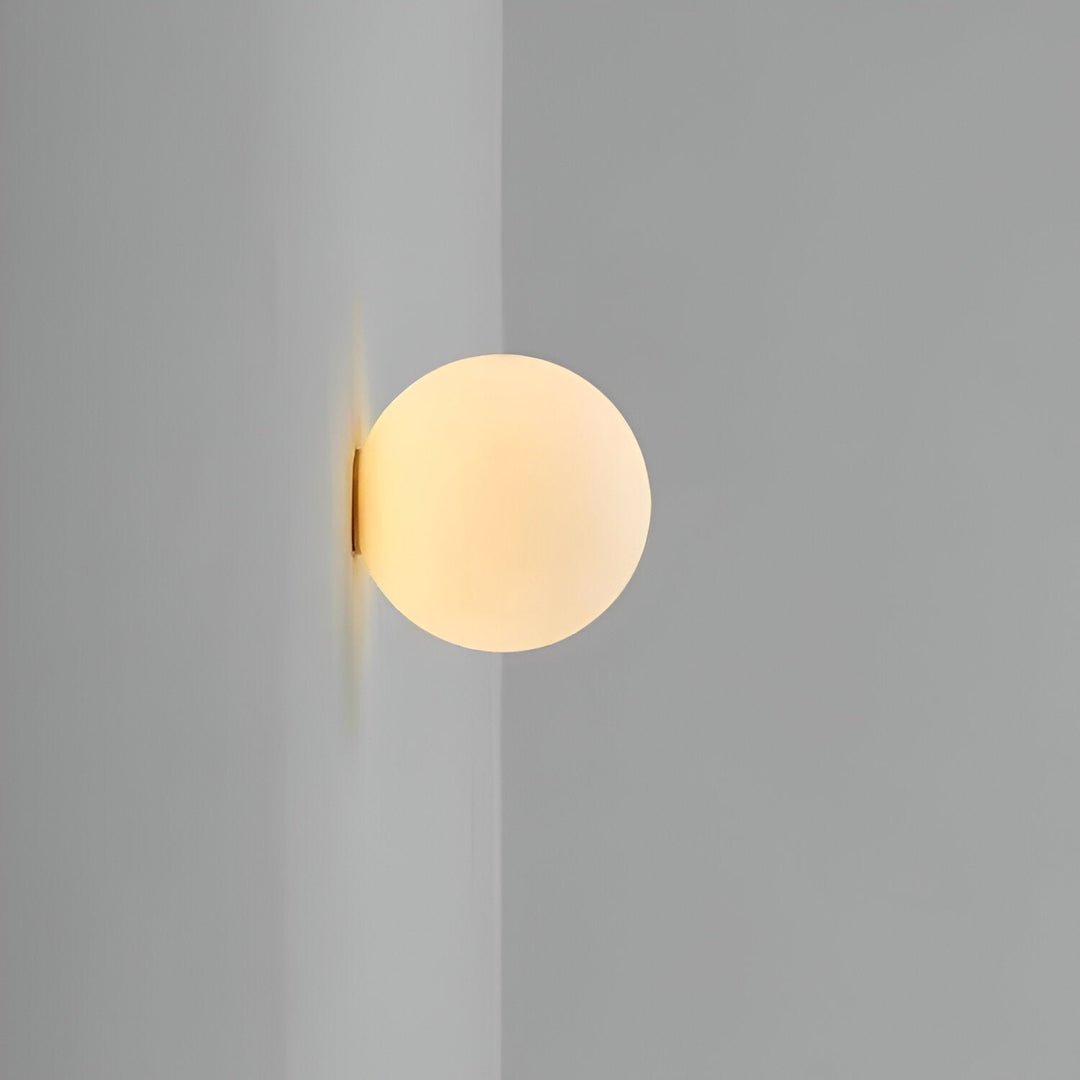 Luminaire mural plat et circulaire, design élégant pour chambre ou couloir.