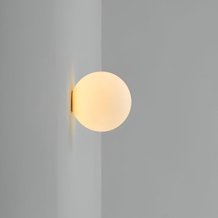 Luminaire mural plat et circulaire, design élégant pour chambre ou couloir.