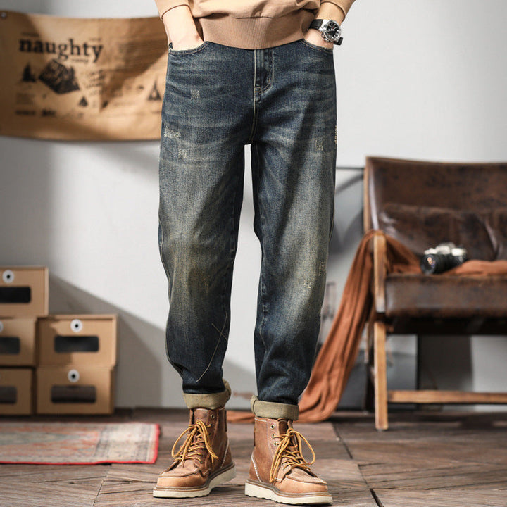 Pantalon bleu homme décontracté, offrant confort et look casual parfait pour la mode urbaine moderne.