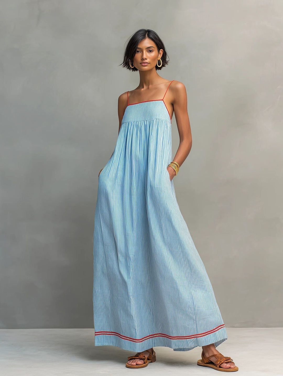 Robe longue fluide femme à rayures, bretelles spaghetti. Style décontracté élégant et confortable pour l'été.