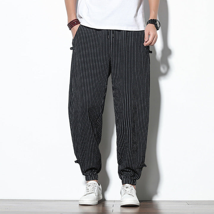 Pantalon homme rayé, style urbain élégant pour automne-printemps. Confort et mode décontractée pour toutes occasions.