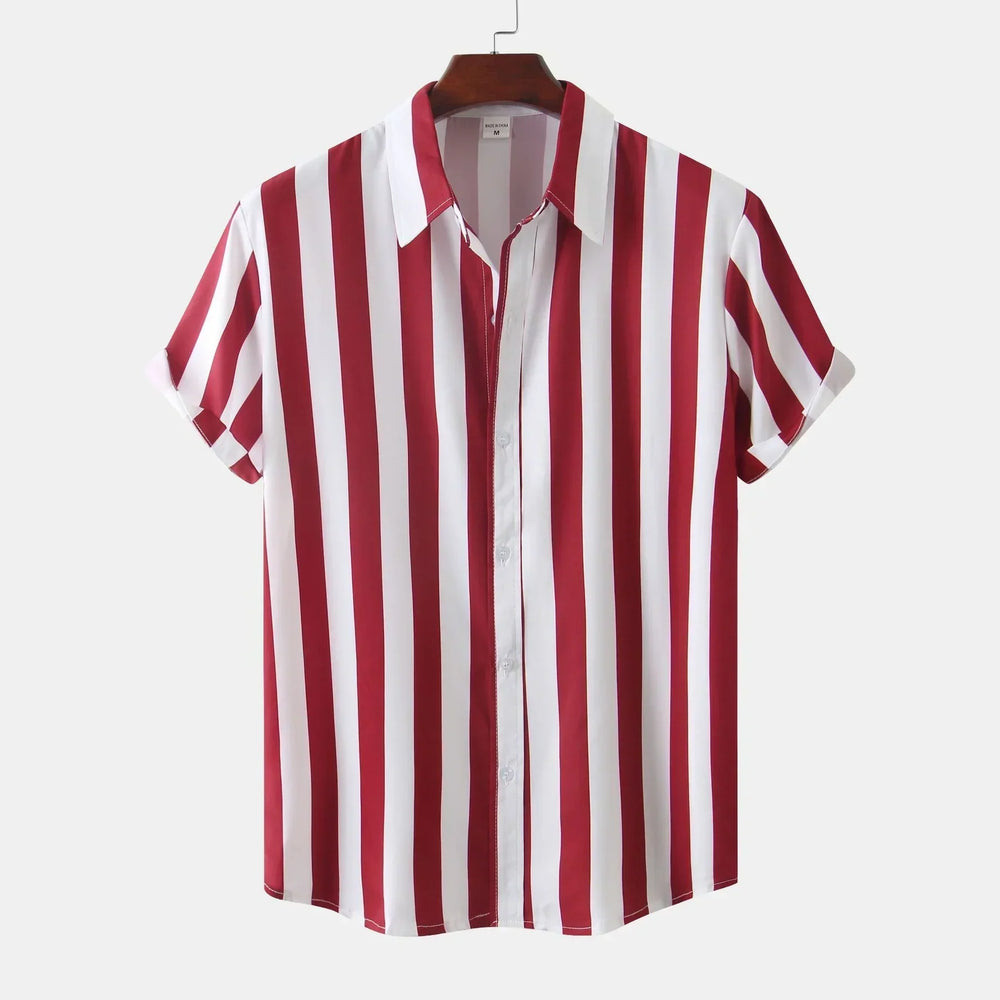 Mode masculine : chemise fluide à rayures pour hommes, col classique et manches courtes. Tenue casual chic d'été.