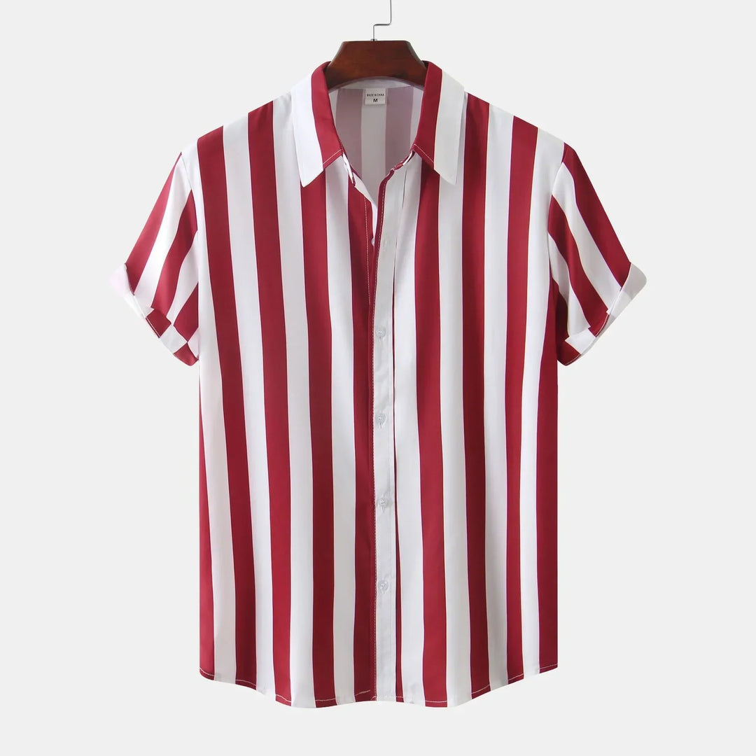 Mode masculine : chemise fluide à rayures pour hommes, col classique et manches courtes. Tenue casual chic d'été.