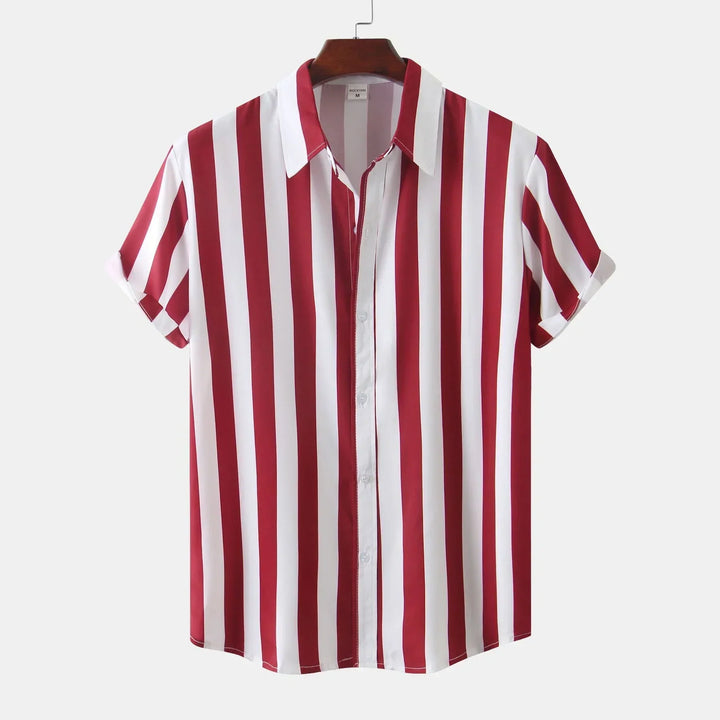 Mode masculine : chemise fluide à rayures pour hommes, col classique et manches courtes. Tenue casual chic d'été.