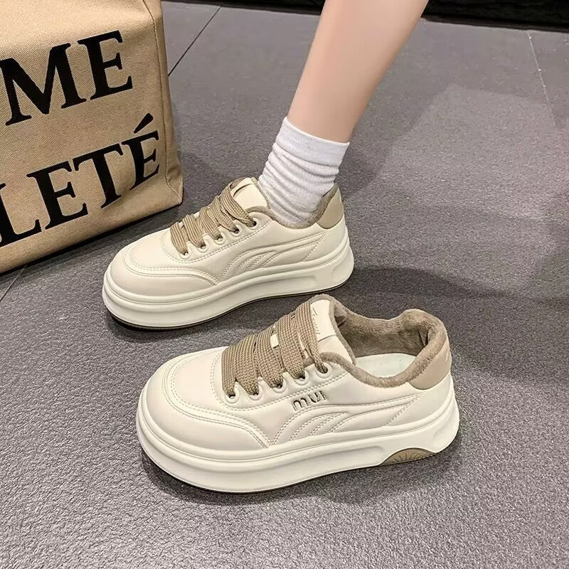 Paire de chaussures femme à plateforme, mode décontractée. Confort urbain pour toutes vos activités d'été.