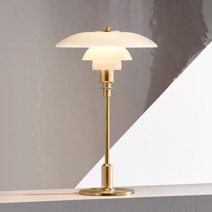 Lampe de table danoise contemporaine. Design élégant et minimaliste pour une décoration intérieure moderne.