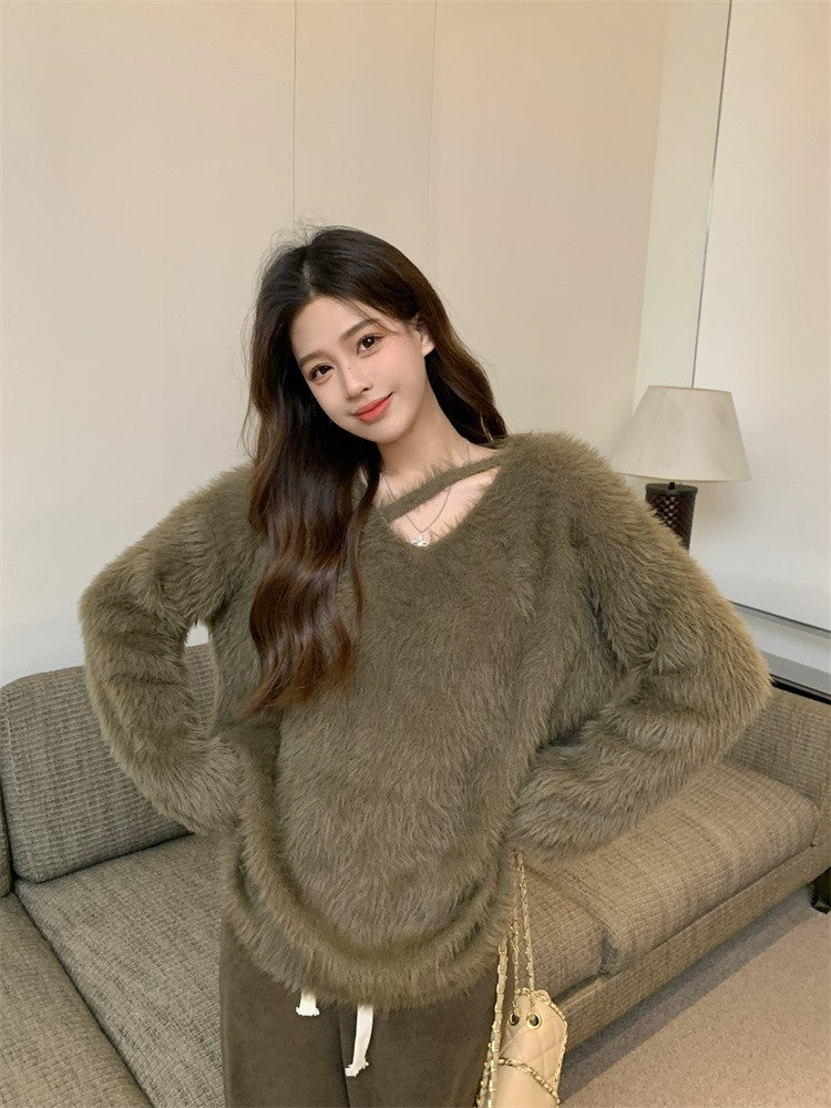 Pull femme tendance à col asymétrique. Ce vêtement douillet combine élégance et confort pour l'hiver.