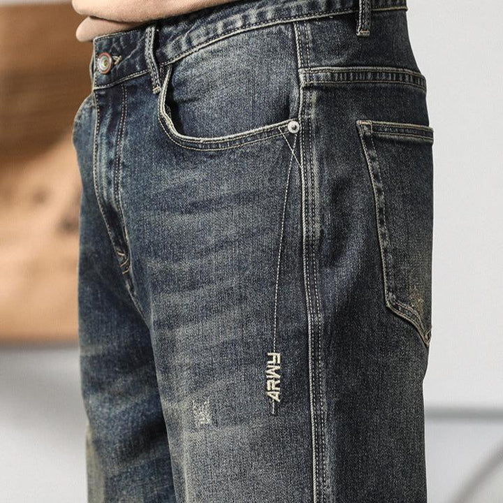 Pantalon long homme décontracté bleu, parfait pour un style streetwear automnal confortable et tendance.
