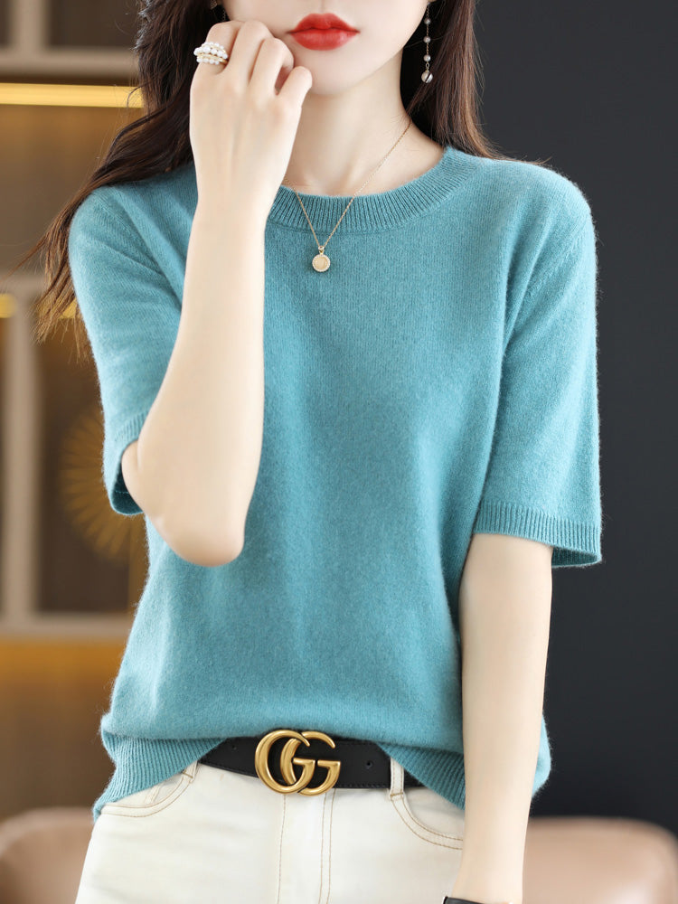 Pull femme élégant en tricot fin, coupe confortable, parfait pour un look chic et chaud d'hiver.