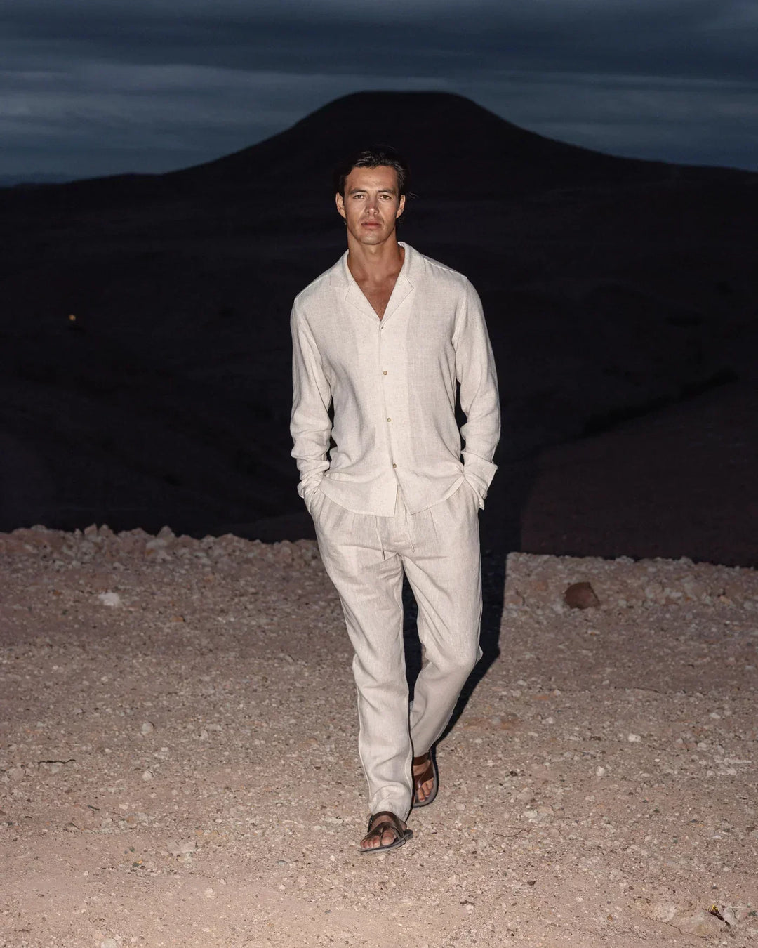 Garde-robe homme été : ensemble décontracté-chic, léger et respirant. Parfait pour un look tendance et polyvalent.