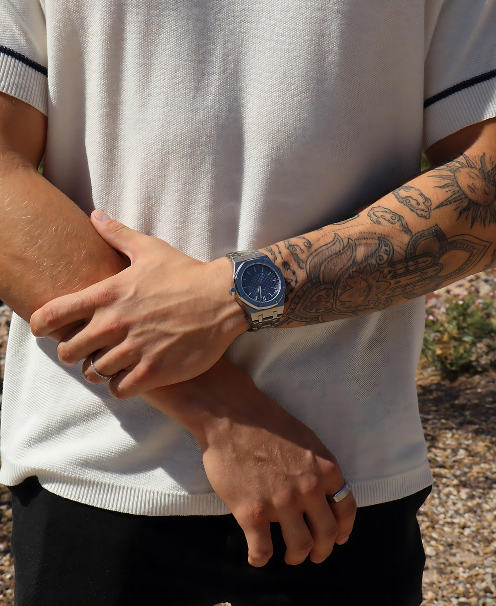 Montre homme 41mm en acier inoxydable, bracelet argent glacé. Mouvement quartz, étanche et moderne.