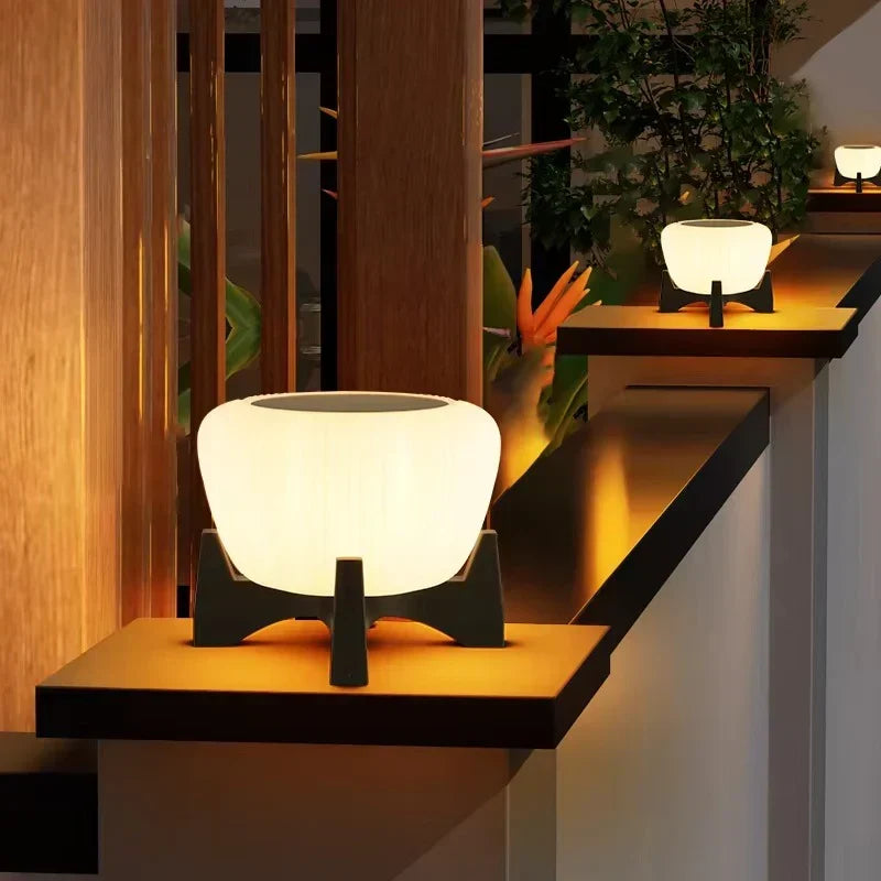 Éclairage chemin jardin solaire LED étanche IP65, lumière chaude. Idéal pour ambiance extérieure et décoration.