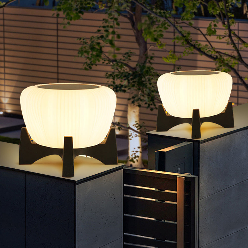 Luminaire solaire LED design pour éclairage chemin jardin, crée ambiance chaleureuse. Décoration extérieure élégante.