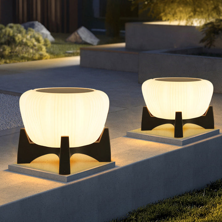 Lampe solaire LED pour chemin jardin, étanche IP65. Éclairage extérieur éco-responsable, installation facile.