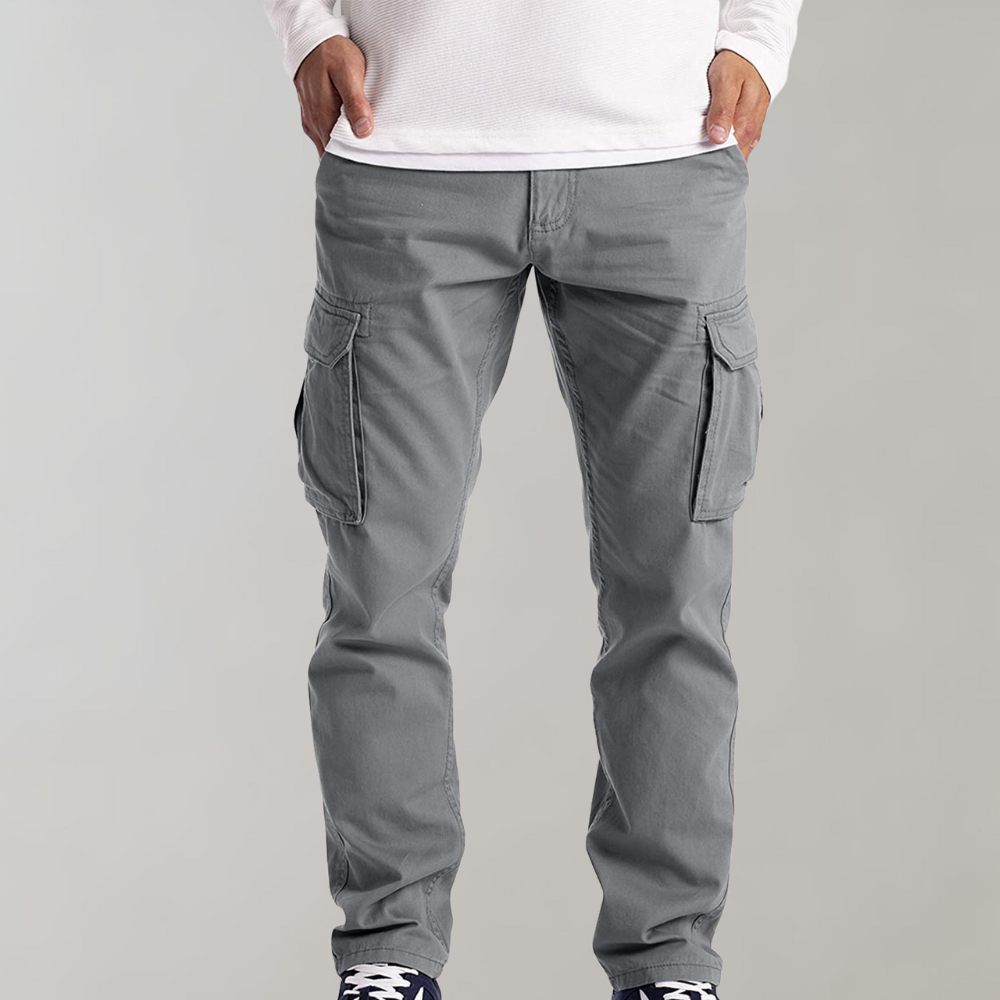 Pantalon cargo homme moderne, coupe décontractée, avec ceinture et poches fonctionnelles.