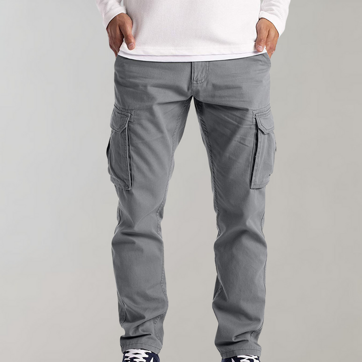 Pantalon cargo homme moderne, coupe décontractée, avec ceinture et poches fonctionnelles.
