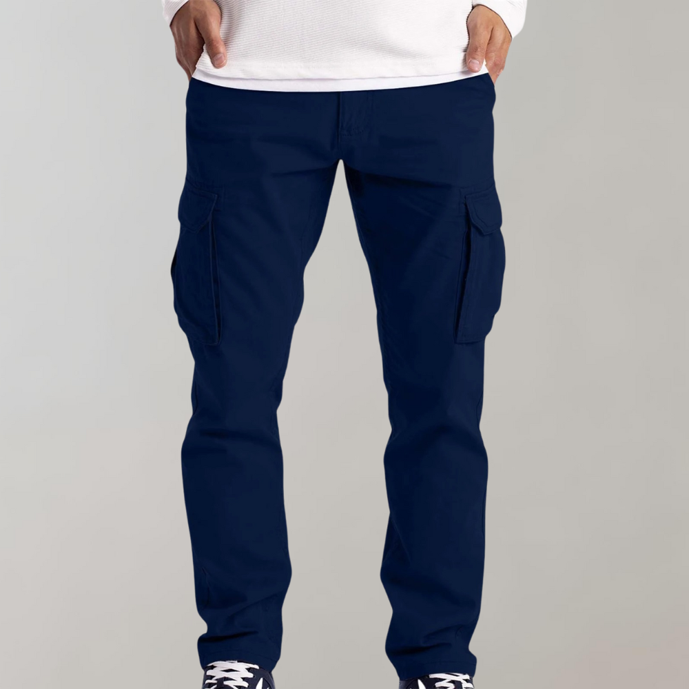 Pantalon cargo homme avec grandes poches latérales et arrière, parfait pour ranger vos essentiels au quotidien.