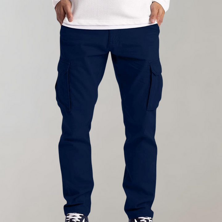 Pantalon cargo homme avec grandes poches latérales et arrière, parfait pour ranger vos essentiels au quotidien.